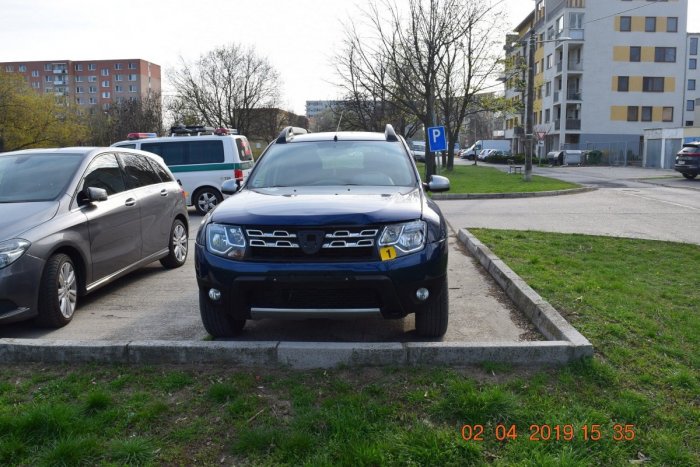 Ilustračný obrázok k článku Na parkovisku nabúral do auta: Vodič (31) ušiel z miesta činu a nafúkal, FOTO