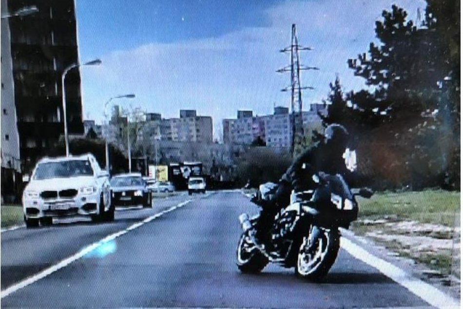 Ilustračný obrázok k článku Prepad banky v Dúbravke: Zlodej po prenasledovaní políciou stratil ulúpené peniaze