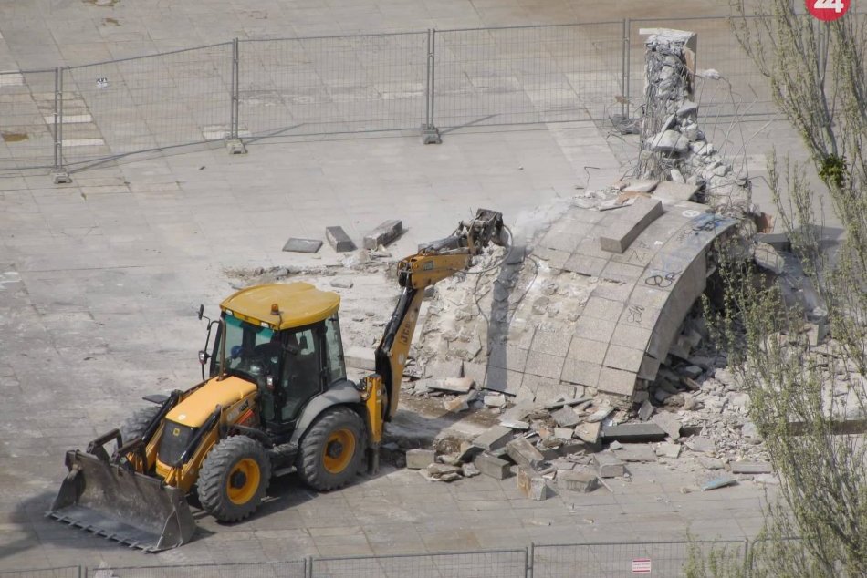 Ilustračný obrázok k článku FOTO: Pred Istropolisom sa búra. Práce súvisia s prípravou hokejovej fan zóny