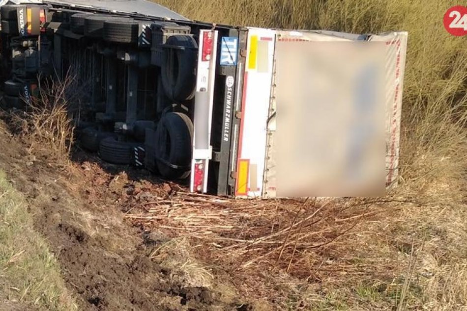 Ilustračný obrázok k článku Zbesilá jazda Poliaka: Kamión skončil v poli za mestom, vodič nafúkal