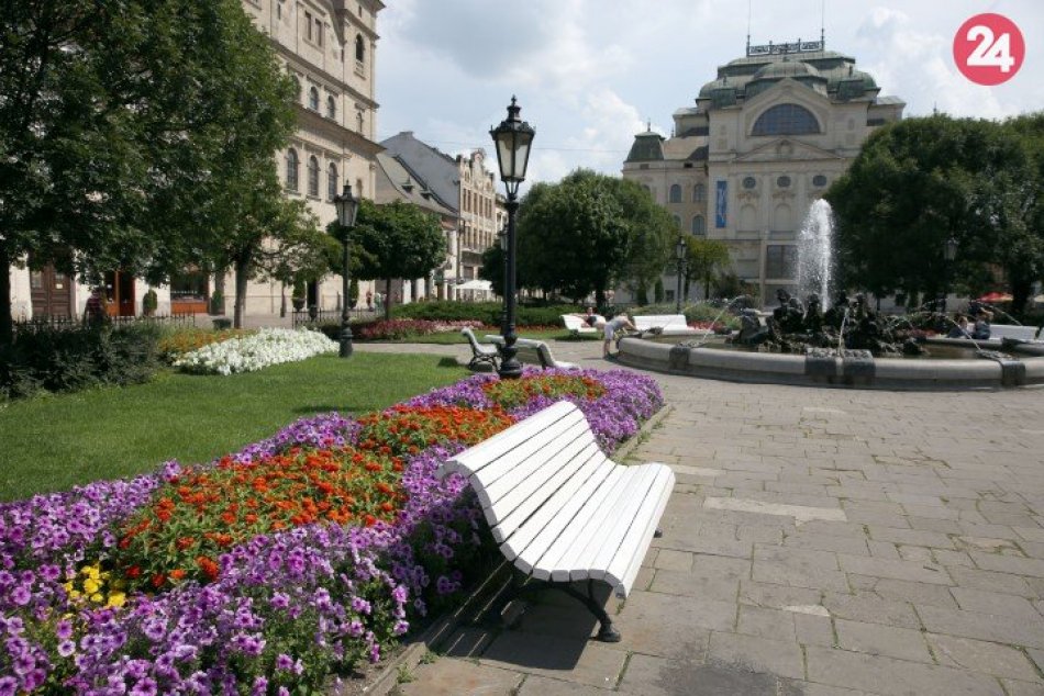 Ilustračný obrázok k článku V centre mesta si onedlho budete môcť posedieť: Po zime osádzajú vynovené lavičky