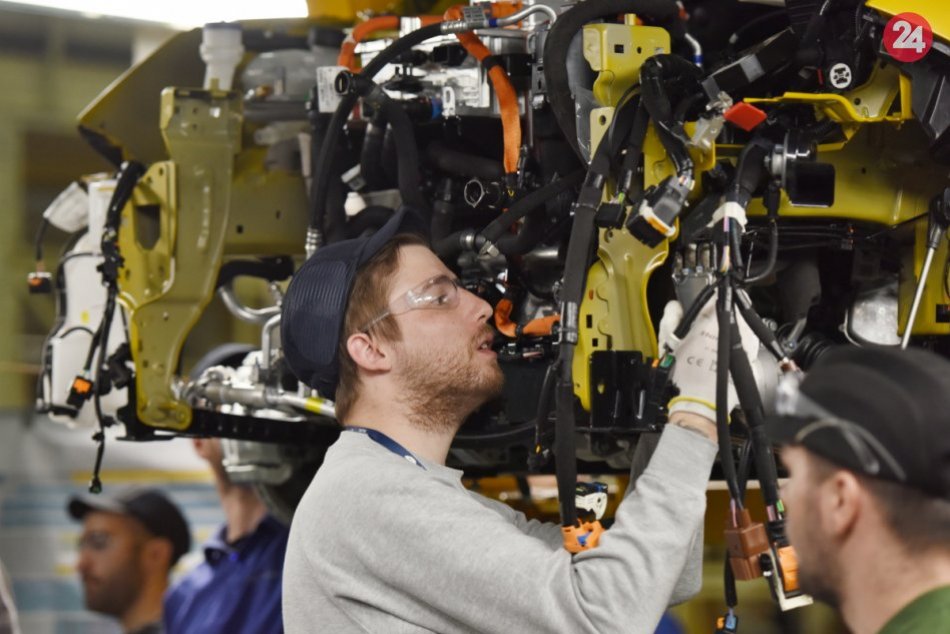 Ilustračný obrázok k článku Veľké ZMENY v trnavskej automobilke: Pripravuje transformáciu výroby, RUŠÍ víkendovú zmenu