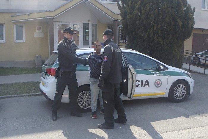 Ilustračný obrázok k článku Mladík "vystrájal" pri detskom ihrisku! Košickí policajti už obvinili sexuálneho exhibicionistu