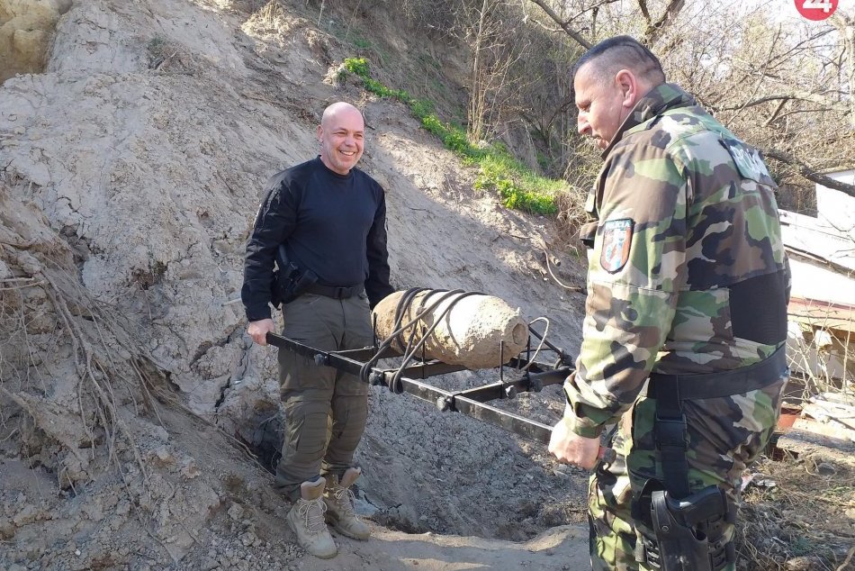 Ilustračný obrázok k článku Výkopové práce na Podzámskej s prekvapením: Zem odhalila 50 kg bombu, FOTO