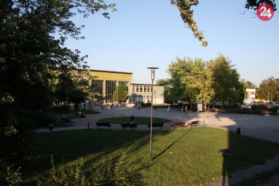 Ilustračný obrázok k článku Park pri železnici malo nahradiť parkovisko: Poslanci rokovali o prenájme lokality