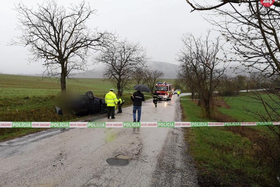 Ilustračný obrázok k článku Nehoda pri Rimavskej Sobote: Hasiči spod auta vytiahli osobu bez známok života