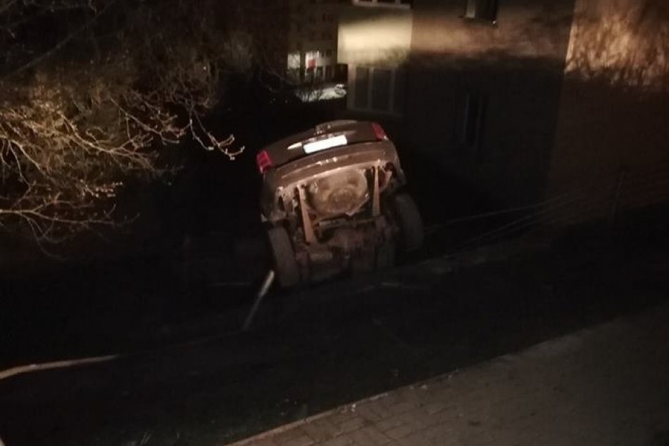 Ilustračný obrázok k článku Opitý vodič unikal polícii. V Bystrici s autom prepadol cez betónový múr, FOTO