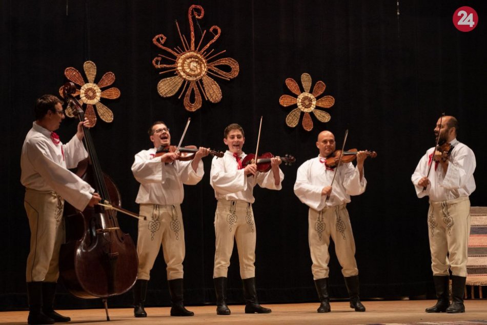 Ilustračný obrázok k článku Považskobystrický región ovládol folklór: Bohaté FOTO z Papradňanského kubečka