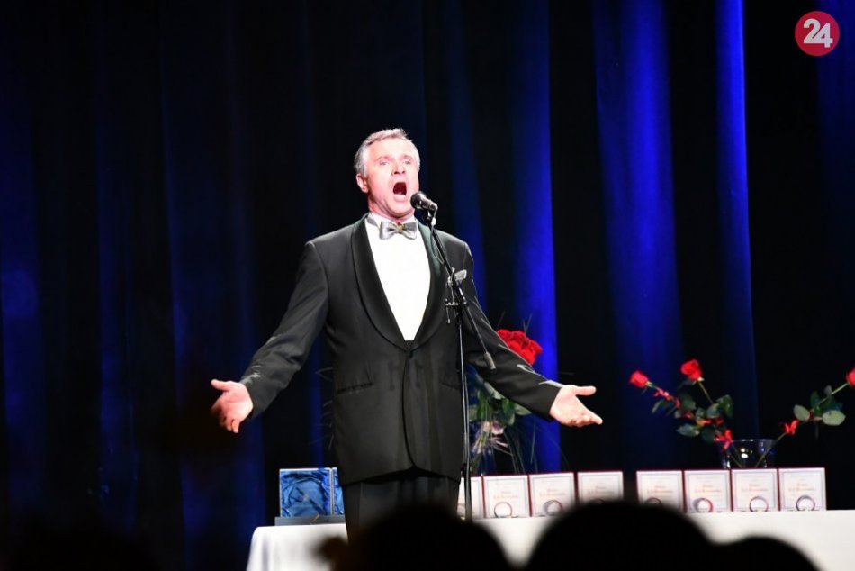 Ilustračný obrázok k článku Topoľčany ocenili učiteľov: Podujatie spríjemnil operný spevák Martin Babjak, FOTO