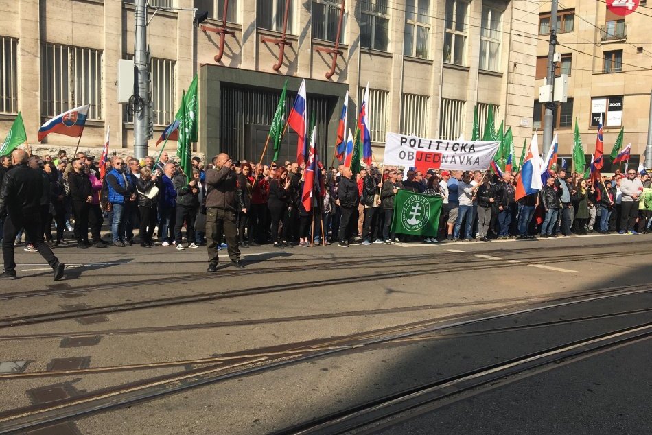 Ilustračný obrázok k článku FOTO: Najvyšší súd rozhoduje o rozpustení ĽSNS. Sympatizanti strany vyšli do ulíc