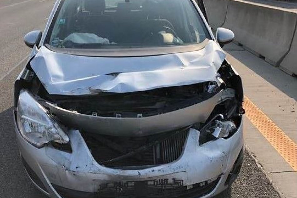 Ilustračný obrázok k článku Nehoda na R1 pri Budči. Z miesta zrážky 2 áut hlásia zranenie