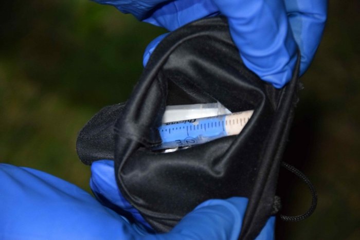 Ilustračný obrázok k článku Bystričan (26) unikal v úzkych uličkách polícii. Toto u mladíka našla pri kontrole hliadka