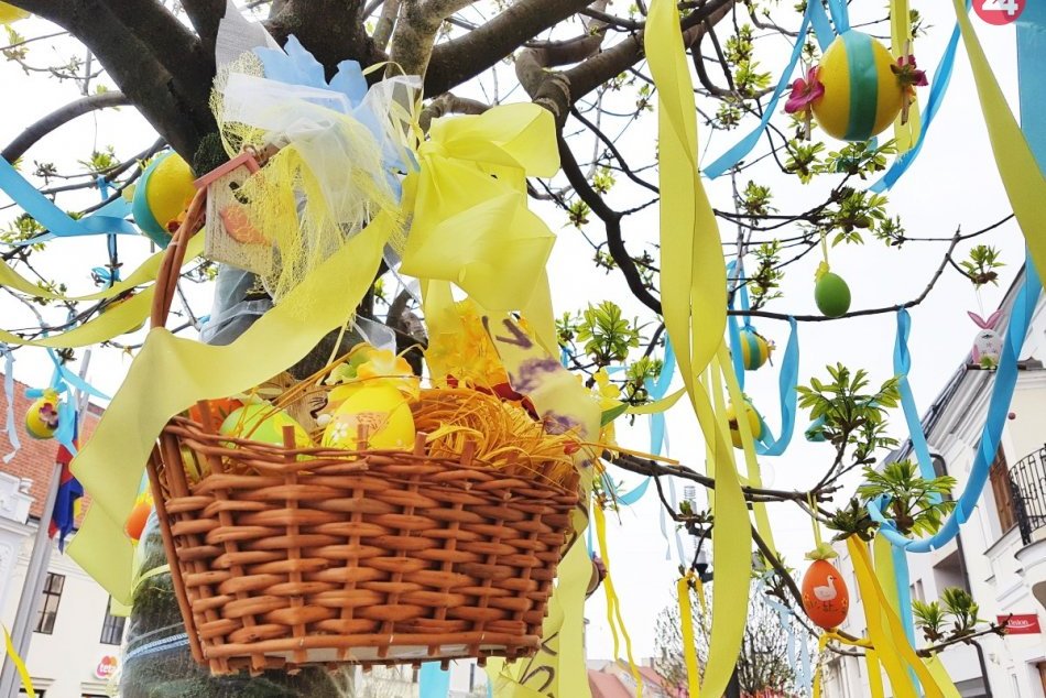 Ilustračný obrázok k článku KURIOZITA DŇA: Japonskú sakuru pred mestským úradom zdobí takmer 1500 kraslíc