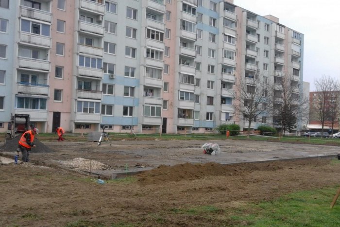 Ilustračný obrázok k článku Milovníci športu sa môžu tešiť: V Šali rastú súbežne dve ihriská, FOTO