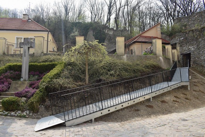 Ilustračný obrázok k článku Lávka pri Karneri sv. Michala už začala slúžiť: Čo bude s posledným schodom? FOTO