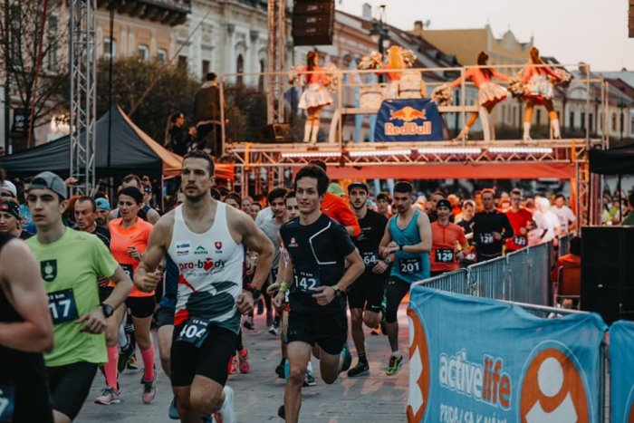 Ilustračný obrázok k článku Na štart v centre mesta sa postavilo až 700 účastníkov: Prešov Night Run v OBRAZOCH