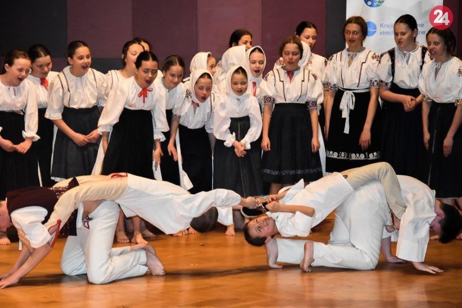 Ilustračný obrázok k článku Folklórne FOTO: Deti v Žiline privítali jar spevom a tancom