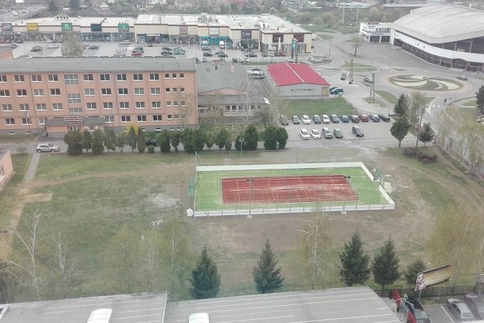 Ilustračný obrázok k článku Skolaudujú ho už onedlho: Pri SOŠ polytechnickej v Humennom vyrástlo nové ihrisko