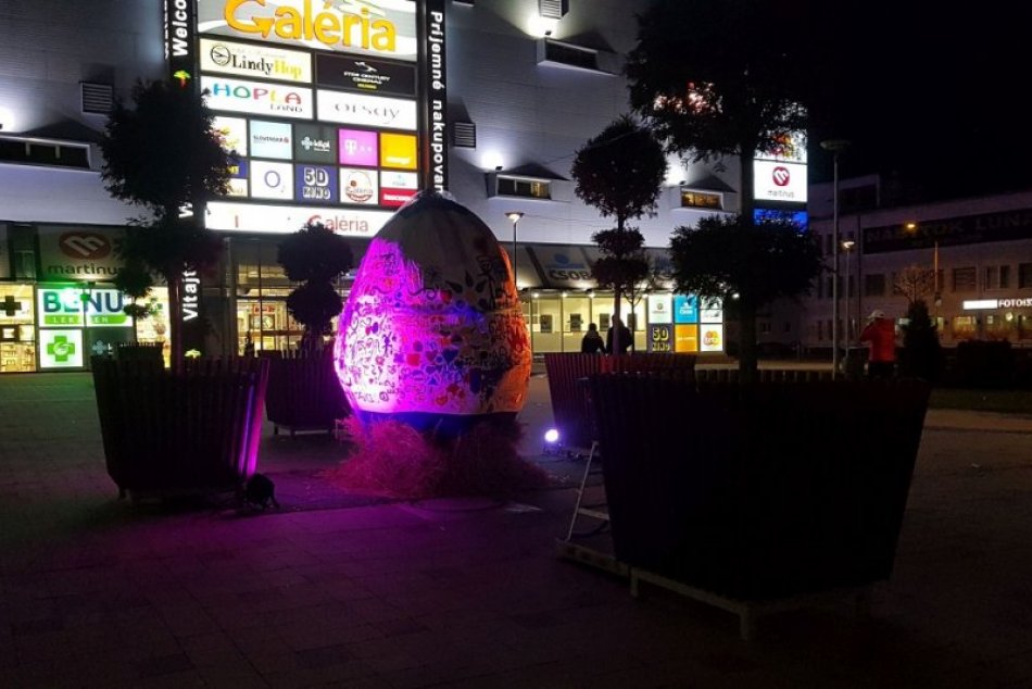 Ilustračný obrázok k článku Príďte zdobiť gigantickú kraslicu na Terase a uvidíte aj benátske masky