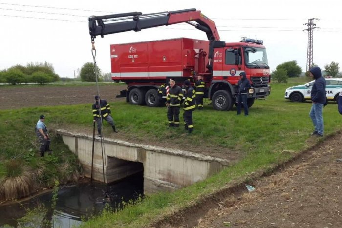 Ilustračný obrázok k článku Šalianski policajti rozlúskli prípad: Ukradnutý trezor vytiahli z kanála, FOTO
