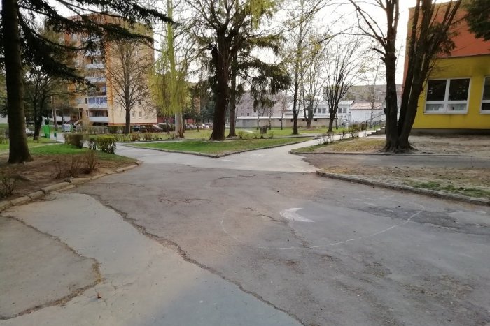 Ilustračný obrázok k článku V Humennom budú opravovať chodníky podľa schváleného zoznamu: Ktoré v ňom sú?