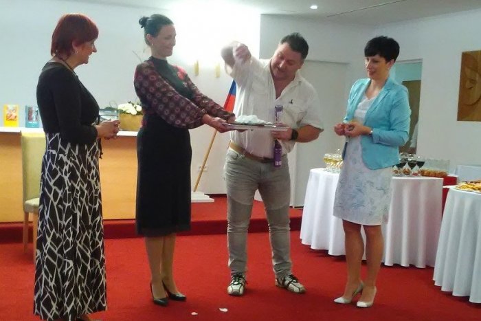 Ilustračný obrázok k článku Šalianka Danka Janebová s prírastkom: Pokrstila 6. zbierku básní Fragmenty, FOTO