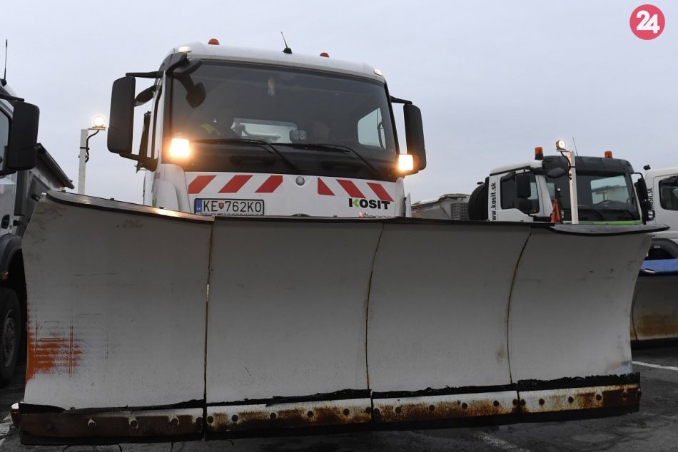 Ilustračný obrázok k článku Spoločnosť Kosit nasadila na zasnežené cesty v meste všetku svoju techniku