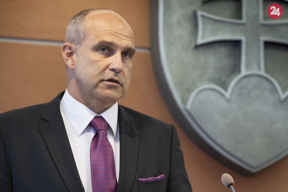 Ilustračný obrázok k článku Lučanský skončil v nemocnici! Exšéfa polície stráži policajná eskorta