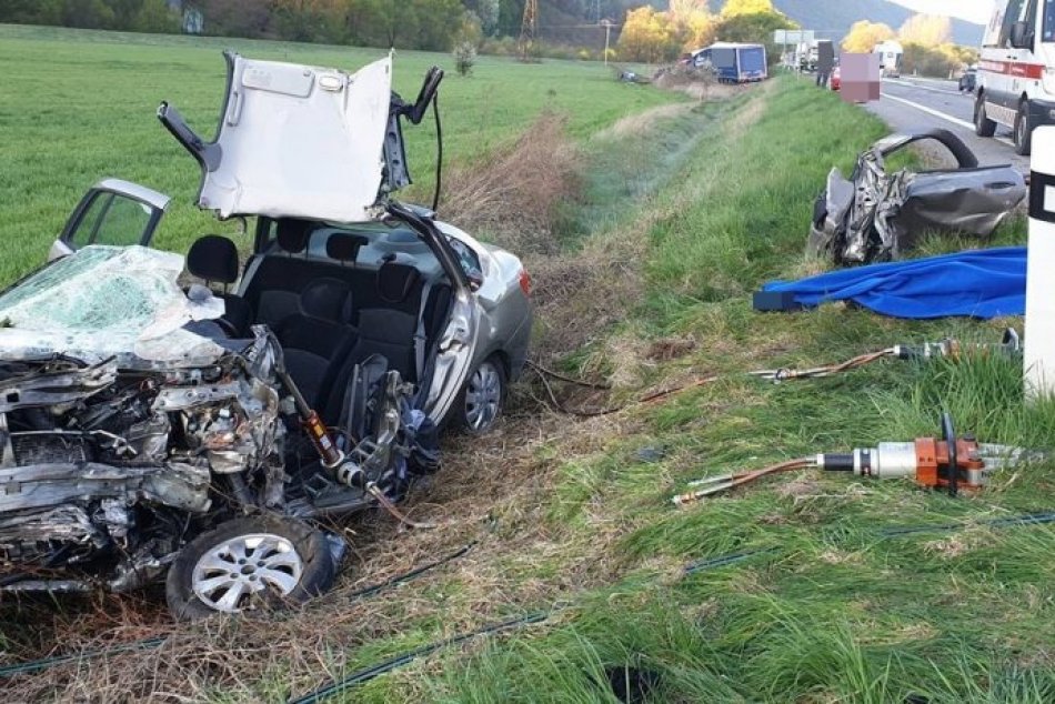 Ilustračný obrázok k článku Tragédia pri Rožňave: Zrážku s kamiónom neprežila jedna osoba, FOTO