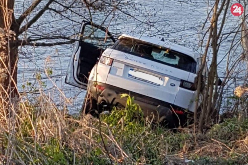 Ilustračný obrázok k článku V Hrone našli havarované auto: Polícia pátra po vodičovi, potápači v akcii, FOTO