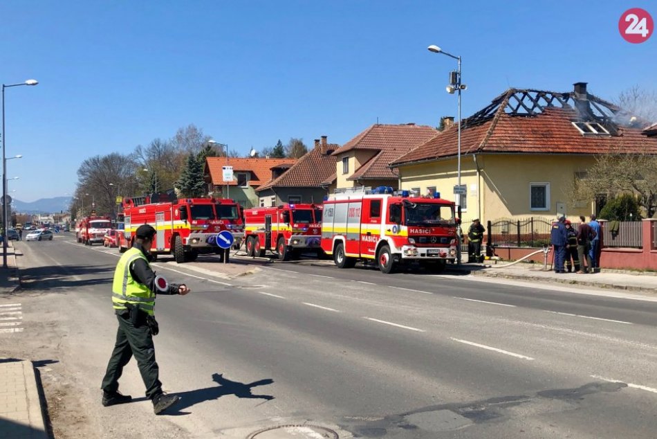 Ilustračný obrázok k článku Hasiči zasahujú pri požiari rodinného domu v Mikuláši: VIDEO a FOTO priamo z miesta!