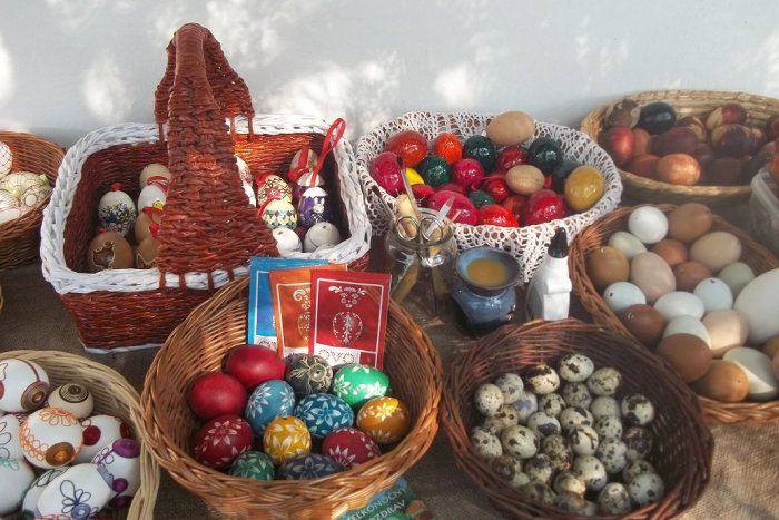 Ilustračný obrázok k článku Do domčeka zavítala Veľká noc: Šaľanov potešia kraslice aj pletené korbáče, FOTO
