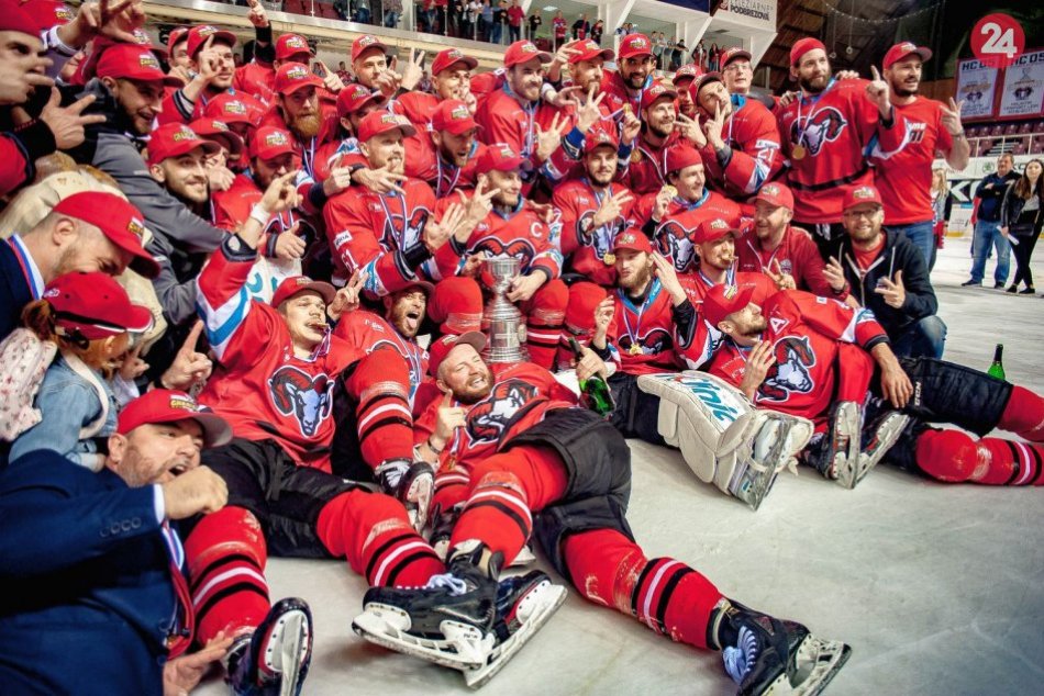 Ilustračný obrázok k článku Bystrica zavŕšila zlatý hetrik: Nitra vzdorovala iba v piatich zápasoch, FOTO