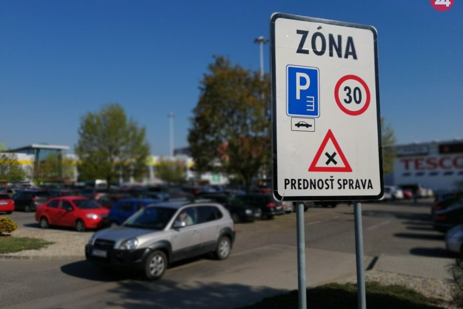 Ilustračný obrázok k článku Prednosť sprava: Viete, ako správne jazdiť na parkoviskách obchodných centier?
