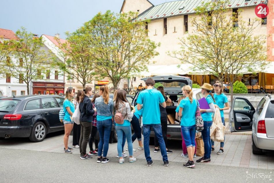 Ilustračný obrázok k článku Jedinečná akcia opäť v Bystrici. Prečo sa oplatí na námestí hľadať tyrkysové tričká?