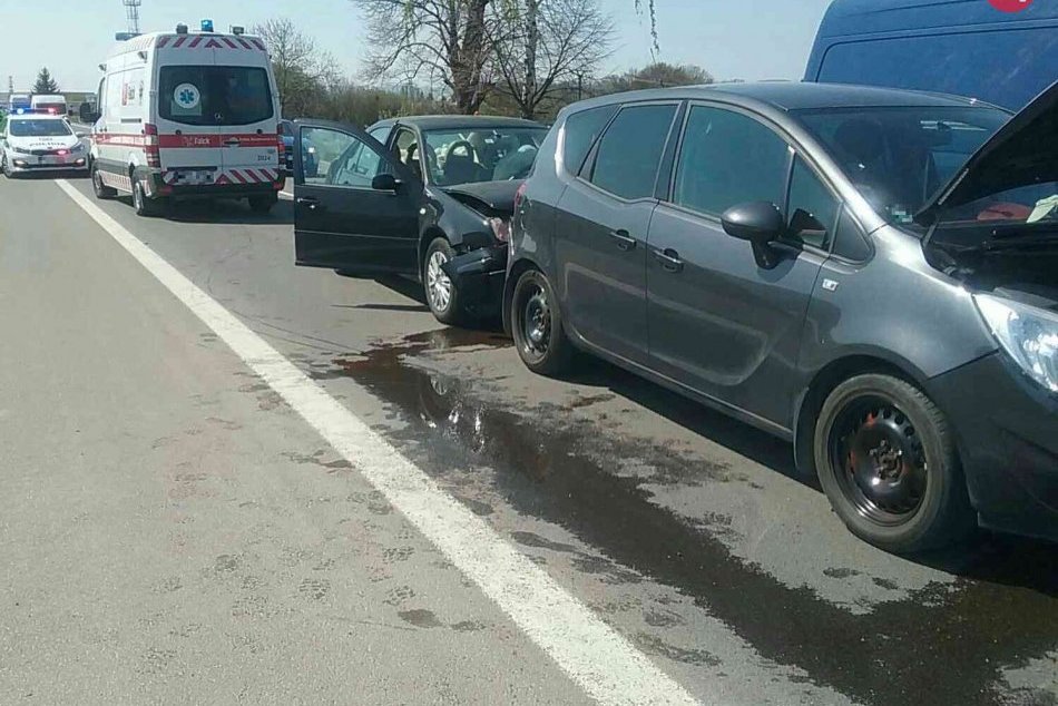 Ilustračný obrázok k článku Zrážka štyroch áut na Považí si vyžiadala zranených: FOTO priamo z miesta