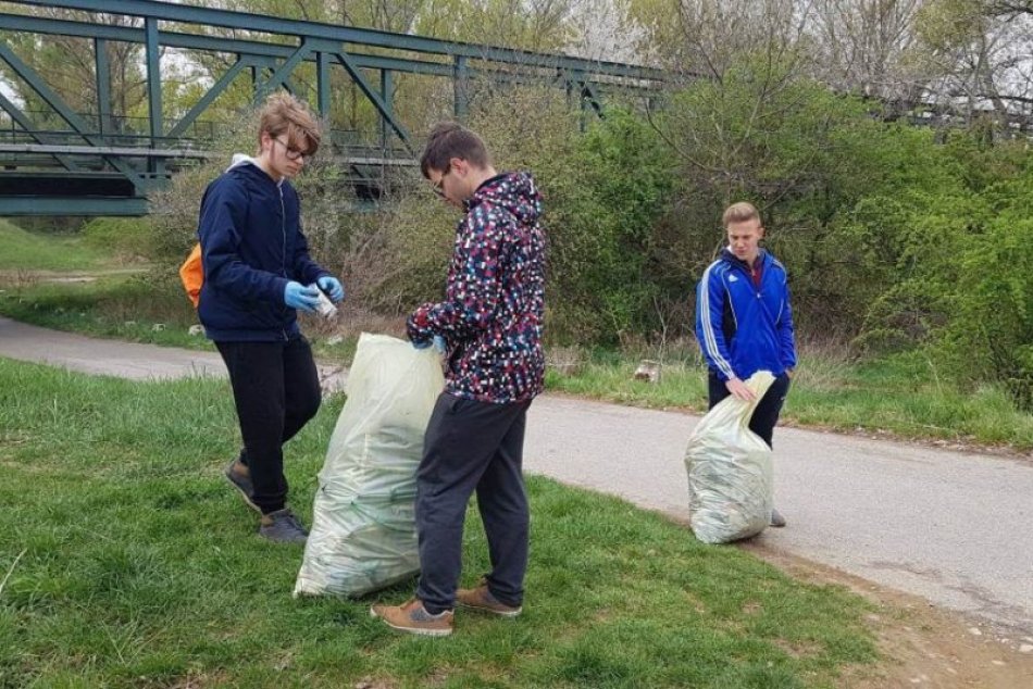 Ilustračný obrázok k článku Krajšie a čistejšie mesto: Dobrovoľníci zatočili s odpadkami v uliciach Hlohovca, FOTO