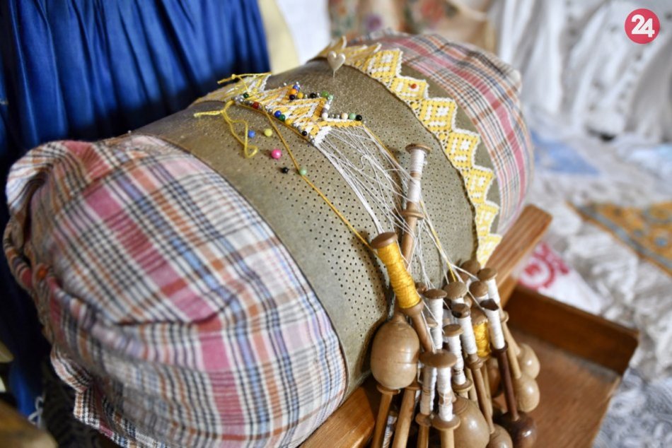 Ilustračný obrázok k článku Novohradská paličkovaná čipka je bohatstvom regiónu: Ako chcú oživiť záujem o túto techniku?