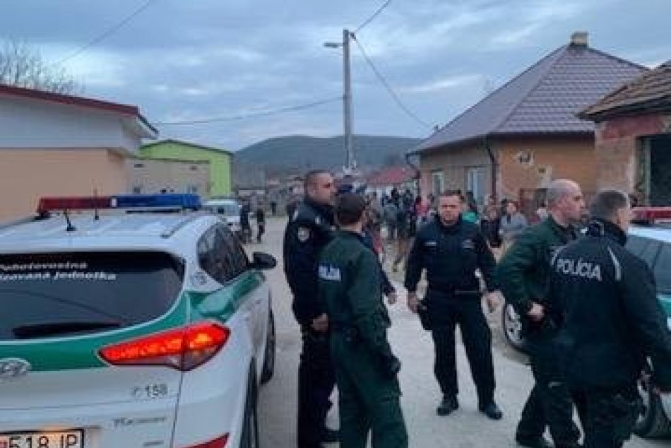 Ilustračný obrázok k článku Policajti zasahovali v osade pri Košiciach pri susedskej bitke. Jeden z bitkárov napadol policajta