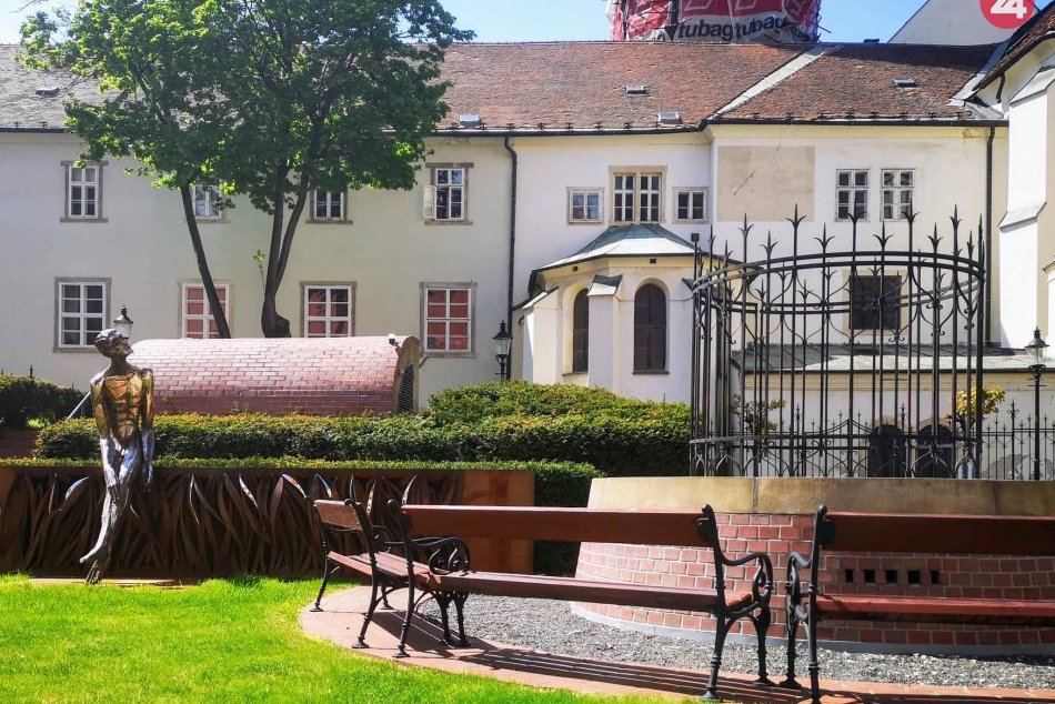 Ilustračný obrázok k článku Objavte príjemné zákutia Starého Mesta: Františkánska záhrada otvorila sezónu