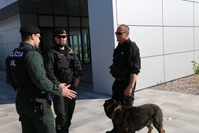 Ilustračný obrázok k článku Jaguar v Nitre evakuovali: Niekto tam nahlásil bombu