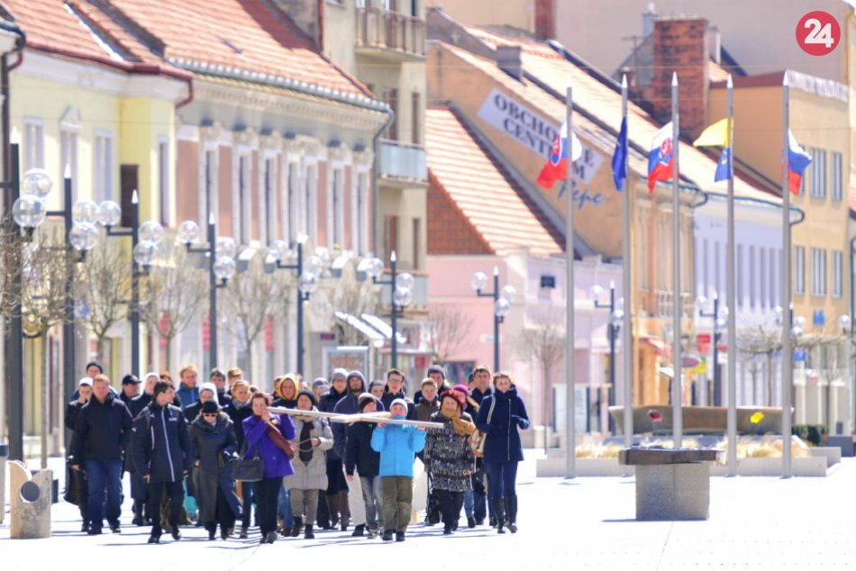 Ilustračný obrázok k článku Veľkonočná trnavská tradícia: Veriaci mestom v tichosti ponesú kríž