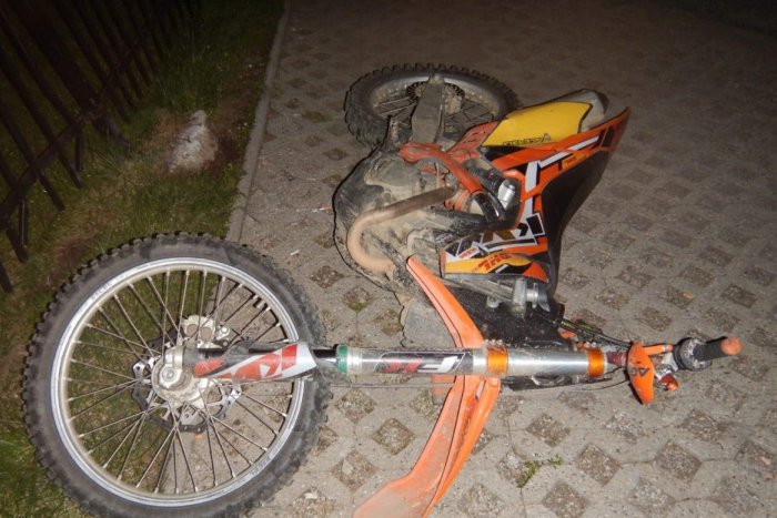 Ilustračný obrázok k článku Vyčíňanie motorkára (29) z Polomky: Bez svetiel, zrámoval plot a ešte aj nafúkal, FOTO