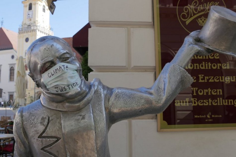 Ilustračný obrázok k článku Sochy v uliciach Bratislavy majú na tvárach rúška. Čo znamená tento odkaz?