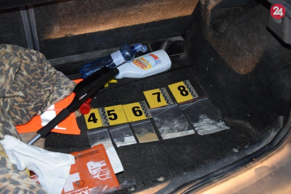 Ilustračný obrázok k článku Nečakaný úlovok! Pri dopravnej kontrole policajti zaistili párik drogových dílerov