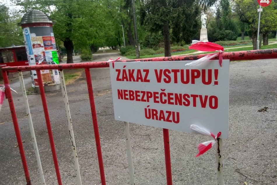 Ilustračný obrázok k článku Koronavírus: Mesto zatvára detské ihriská, do MHD nastúpite iba s rúškom alebo šálom