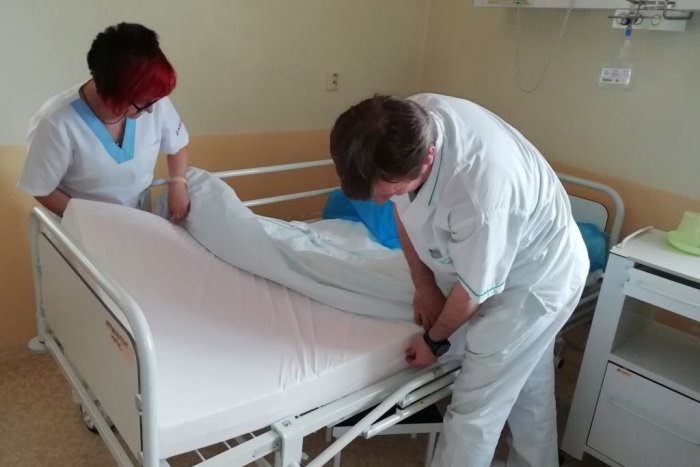 Ilustračný obrázok k článku Zvýšili im komfort: Pacienti nemocnice majú nové matrace proti preležaninám