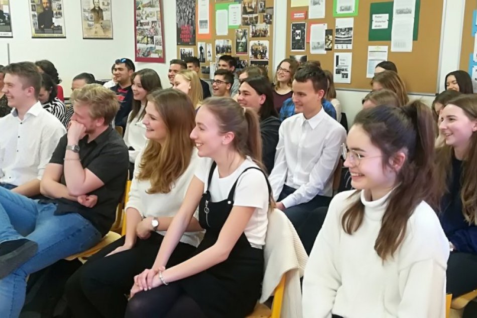 Ilustračný obrázok k článku Popradskí bilingvalisti novinármi alebo Mediálny deň štvrtákov