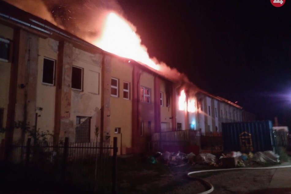 Ilustračný obrázok k článku Horiaca budova v Zámkoch: Predbežnú škodu vyčíslili na vyše 130-tisíc eur, FOTO