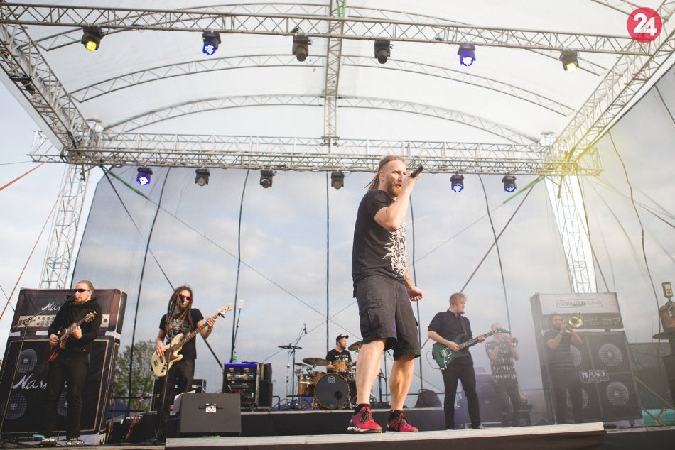 Ilustračný obrázok k článku Heľenine oči majú novú pieseň NAKA a hneď boduje: Na facebooku ju zdieľal aj Matovič!